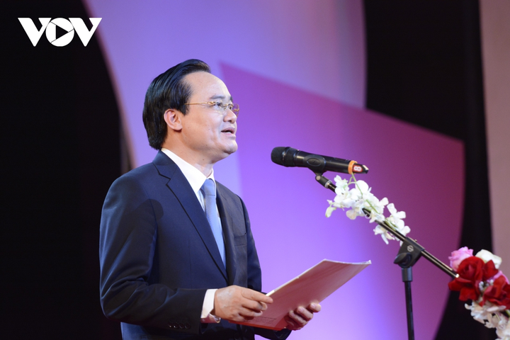 Cô bé khuyết tật hai tay, viết và vẽ bằng chân, nhận bằng khen của Bộ GD-ĐT - 3