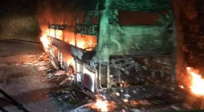 Xe khách bốc cháy ở Điện Biên, 6 người may mắn thoát nạn - 1