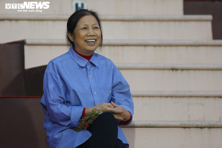 CĐV Phú Thọ ngóng qua khe cửa, xem tuyển Việt Nam tập luyện - 7