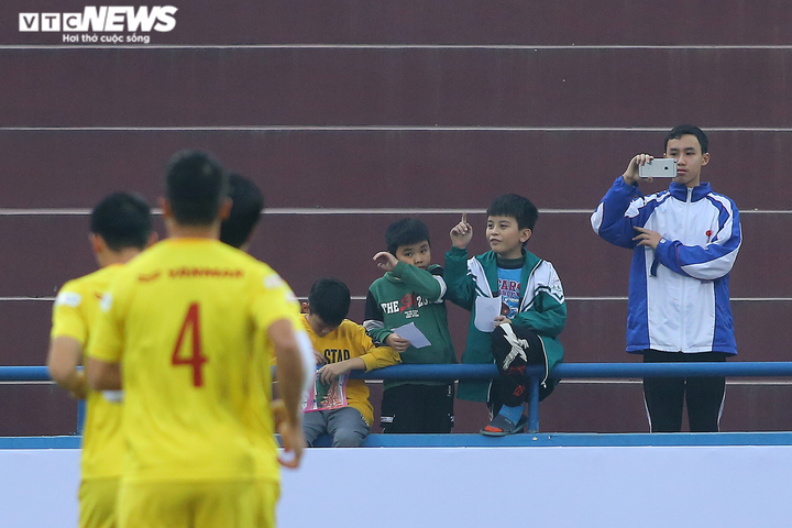 CĐV Phú Thọ ngóng qua khe cửa, xem tuyển Việt Nam tập luyện - 9