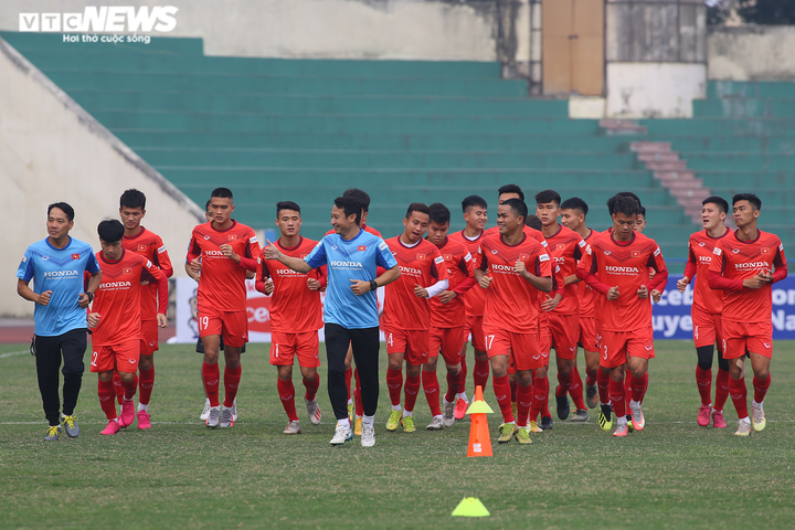 CĐV Phú Thọ ngóng qua khe cửa, xem tuyển Việt Nam tập luyện - 1