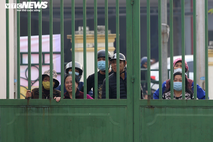 CĐV Phú Thọ ngóng qua khe cửa, xem tuyển Việt Nam tập luyện - 2