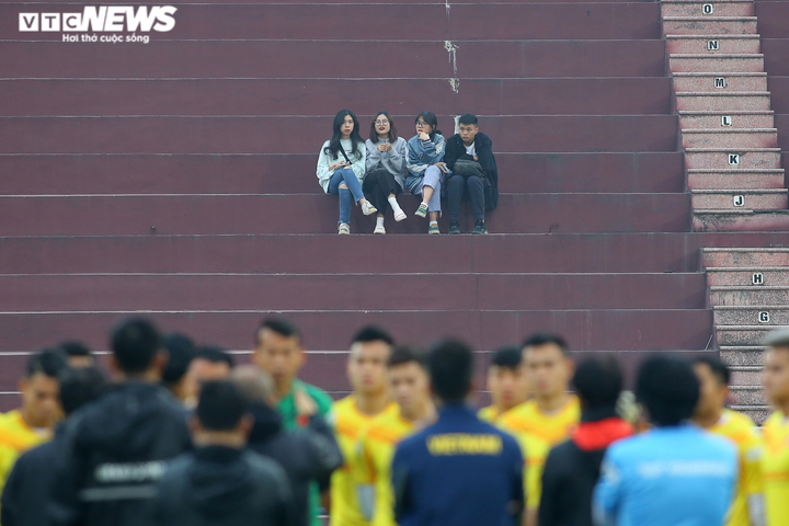 CĐV Phú Thọ ngóng qua khe cửa, xem tuyển Việt Nam tập luyện - 4