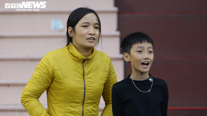 CĐV Phú Thọ ngóng qua khe cửa, xem tuyển Việt Nam tập luyện - 5