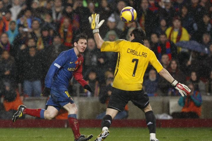 Messi phá siêu kỷ lục, Buffon, Casillas được tặng bia - 2