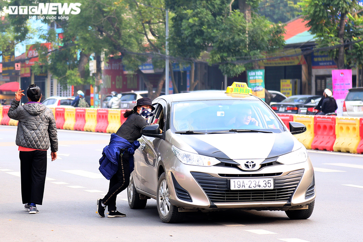 Tuyển Việt Nam đấu U22 Việt Nam: Phe vé Hà Nội đến Phú Thọ, bán giá gấp 3 lần - 2