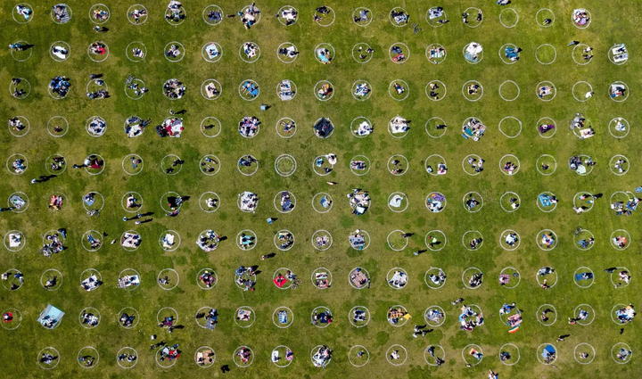 Ảnh bé trai Việt Nam đeo tấm chắn giọt bắn lọt top ảnh quyền lực nhất năm 2020 - 8