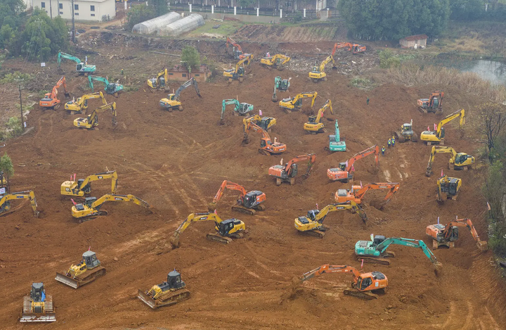 Ảnh bé trai Việt Nam đeo tấm chắn giọt bắn lọt top ảnh quyền lực nhất năm 2020 - 4