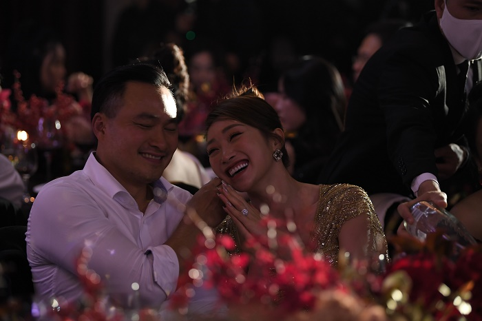 Chi Bảo tháp tùng bạn gái kém 16 tuổi dự sự kiện - 2