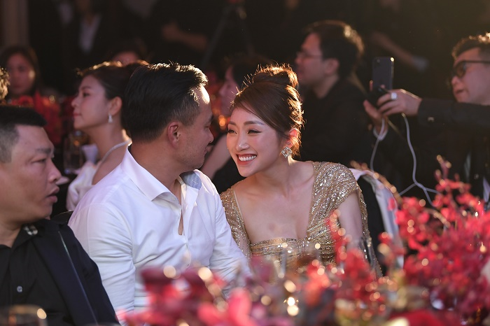 Chi Bảo tháp tùng bạn gái kém 16 tuổi dự sự kiện - 1