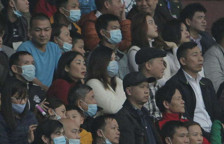 Vợ Công Phượng lần đầu xuất hiện cổ vũ tuyển Việt Nam - 1