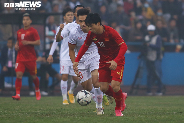 Vợ Công Phượng lần đầu xuất hiện cổ vũ tuyển Việt Nam - 4