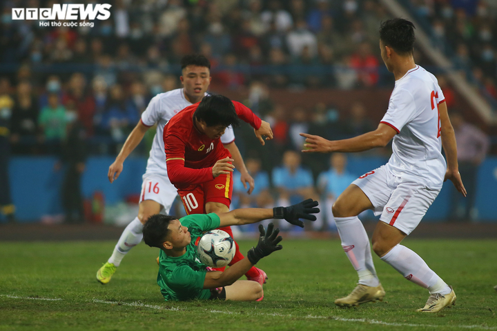 Vợ Công Phượng lần đầu xuất hiện cổ vũ tuyển Việt Nam - 5