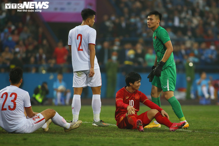 Vợ Công Phượng lần đầu xuất hiện cổ vũ tuyển Việt Nam - 6