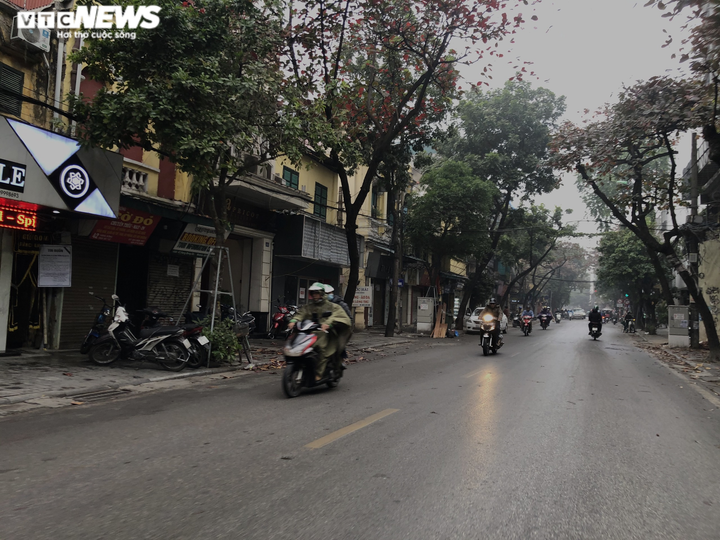 Sương mù dày đặc bao phủ Hà Nội, nhiều nhà cao tầng 'mất nóc' - 9