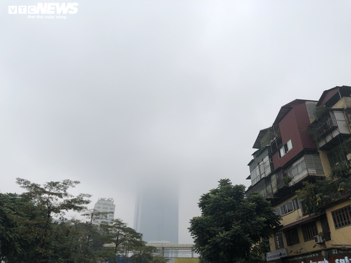 Sương mù dày đặc bao phủ Hà Nội, nhiều nhà cao tầng 'mất nóc' - 5