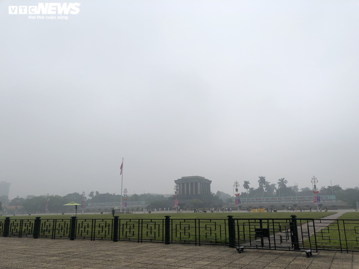 Sương mù dày đặc bao phủ Hà Nội, nhiều nhà cao tầng 'mất nóc' - 6