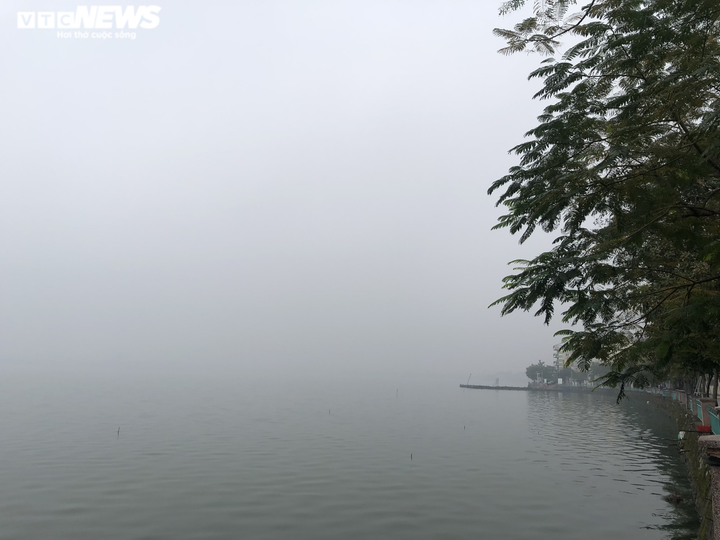 Sương mù dày đặc bao phủ Hà Nội, nhiều nhà cao tầng 'mất nóc' - 4