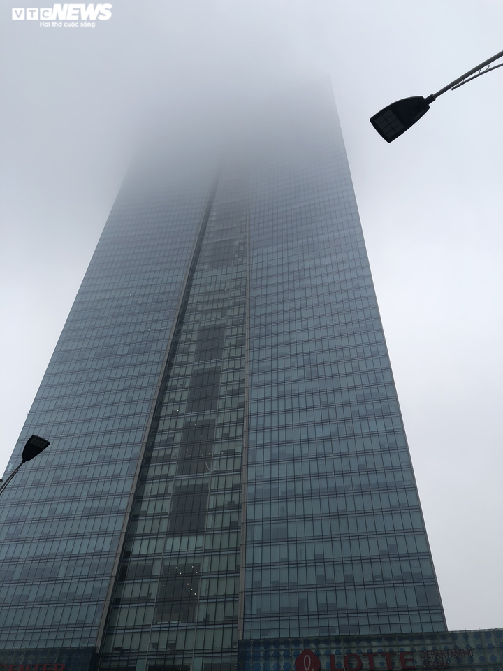 Sương mù dày đặc bao phủ Hà Nội, nhiều nhà cao tầng 'mất nóc' - 2