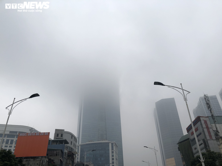Sương mù dày đặc bao phủ Hà Nội, nhiều nhà cao tầng 'mất nóc' - 3