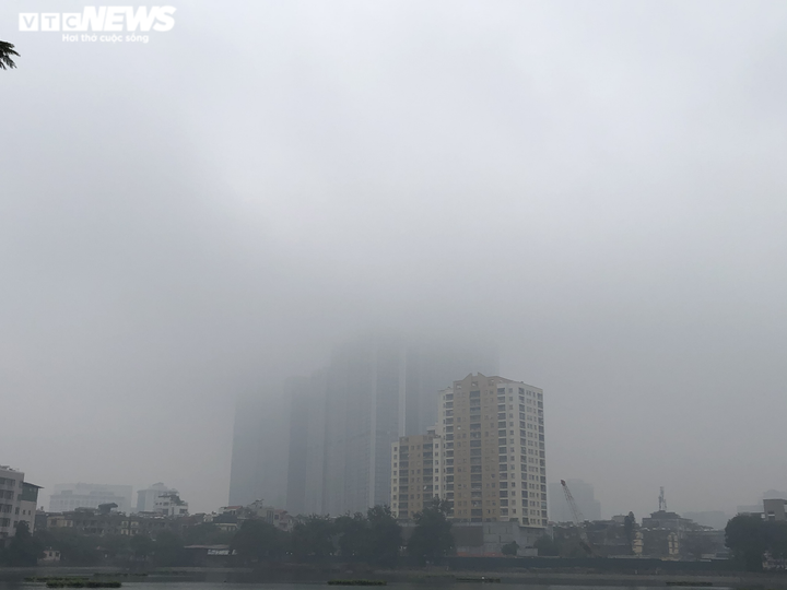 Sương mù dày đặc bao phủ Hà Nội, nhiều nhà cao tầng 'mất nóc' - 7