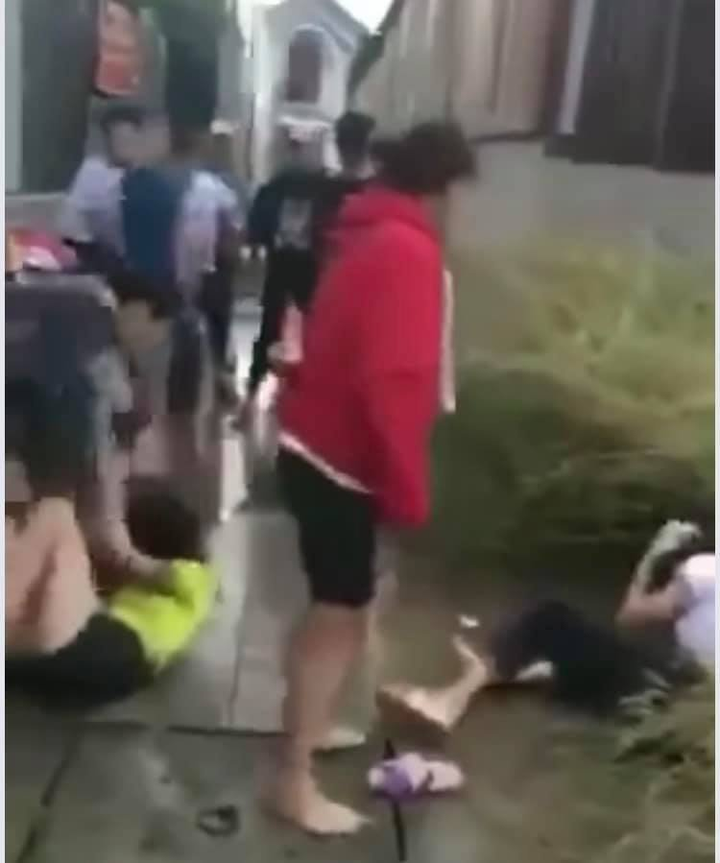 Đồng Nai: 2 nữ sinh bị đánh dã man, không ai ngăn cản - 1