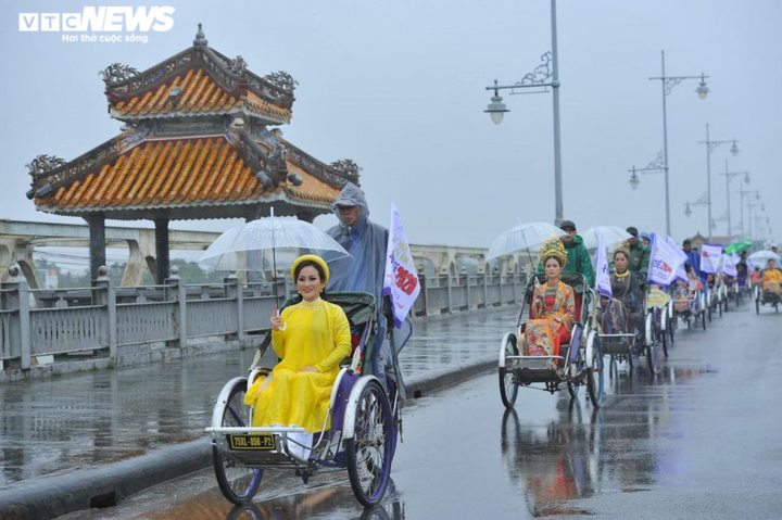 Mãn nhãn với hình ảnh tại Ngày hội Áo dài Huế 2020 của đạo diễn Nguyễn Lan Vy - 4