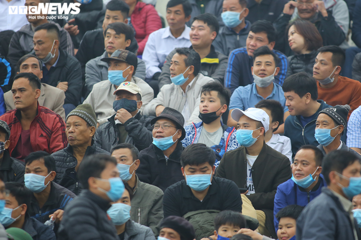 CĐV Phú Thọ kín sân, hò reo cổ vũ Hà Đức Chinh - 5