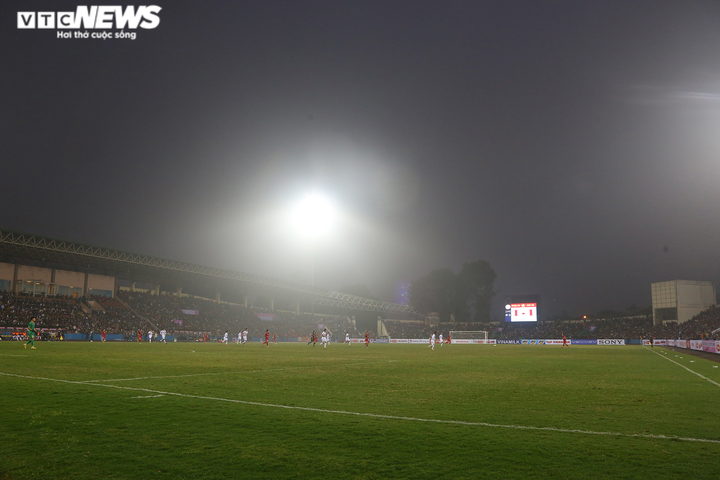 CĐV Phú Thọ kín sân, hò reo cổ vũ Hà Đức Chinh - 7