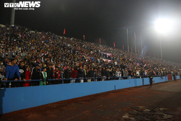 CĐV Phú Thọ kín sân, hò reo cổ vũ Hà Đức Chinh - 6