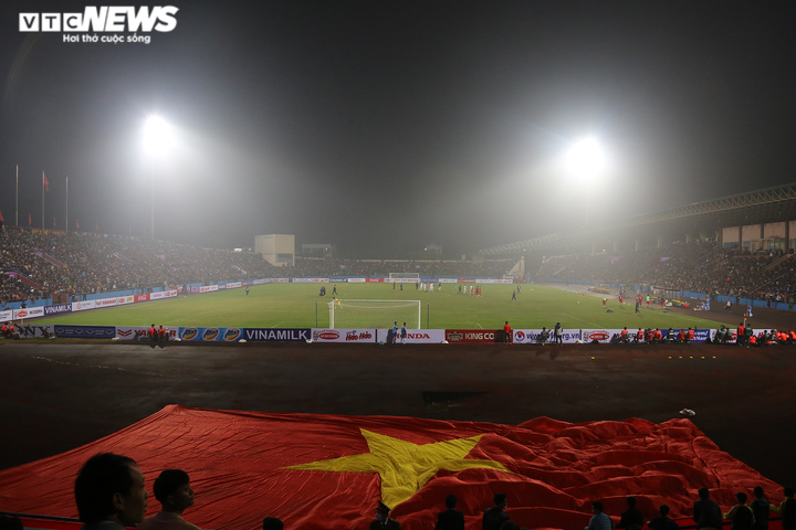 CĐV Phú Thọ kín sân, hò reo cổ vũ Hà Đức Chinh - 1