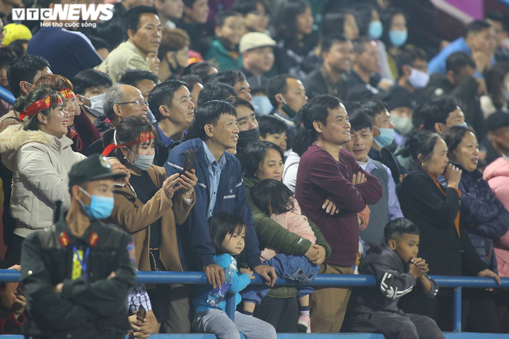 CĐV Phú Thọ kín sân, hò reo cổ vũ Hà Đức Chinh - 4