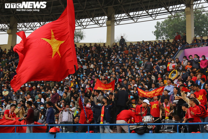 CĐV Phú Thọ kín sân, hò reo cổ vũ Hà Đức Chinh - 2