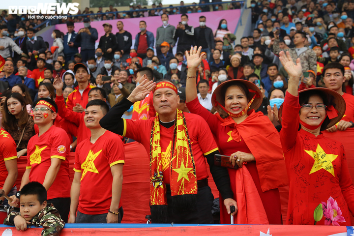 CĐV Phú Thọ kín sân, hò reo cổ vũ Hà Đức Chinh - 3