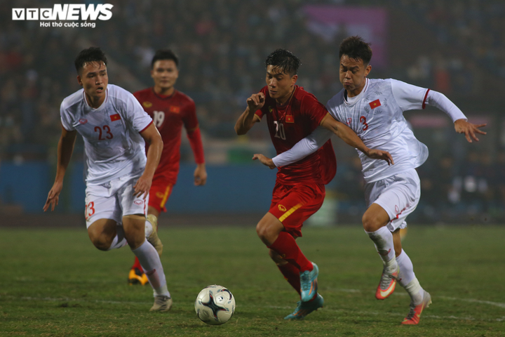 Cầu thủ U22 Việt Nam ôm chân, bay người truy cản Phan Văn Đức - 4