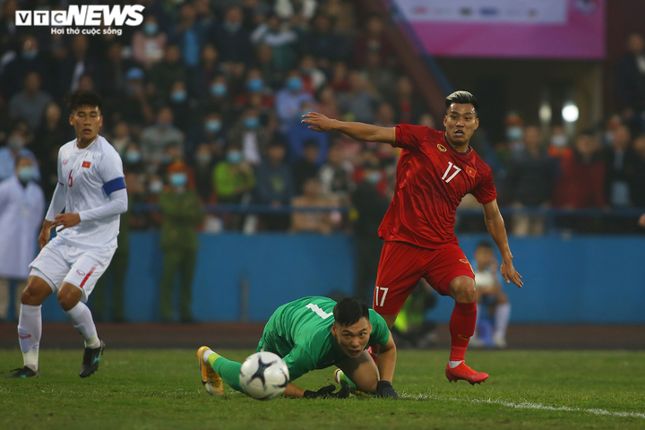 Cầu thủ U22 Việt Nam ôm chân, bay người truy cản Phan Văn Đức - 10