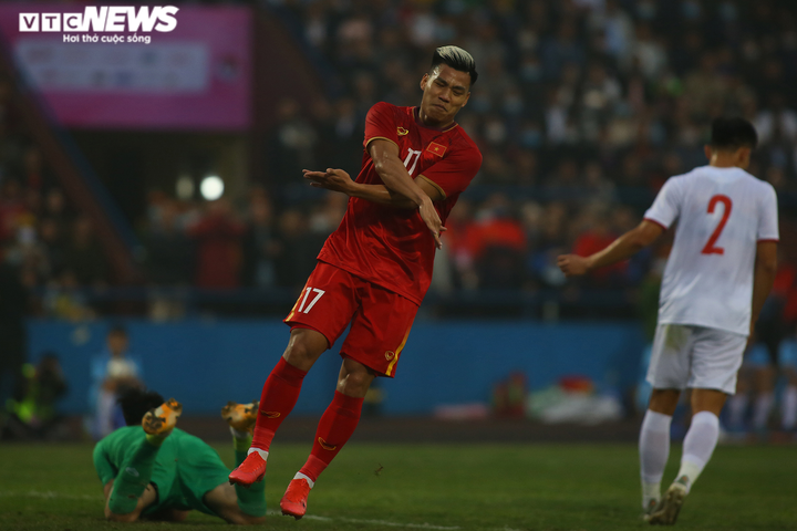 Cầu thủ U22 Việt Nam ôm chân, bay người truy cản Phan Văn Đức - 11