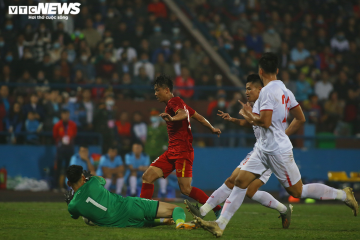 Cầu thủ U22 Việt Nam ôm chân, bay người truy cản Phan Văn Đức - 7