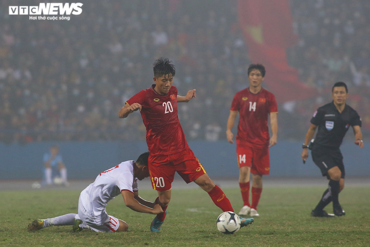 Cầu thủ U22 Việt Nam ôm chân, bay người truy cản Phan Văn Đức - 2