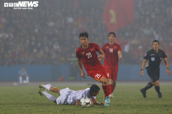 Cầu thủ U22 Việt Nam ôm chân, bay người truy cản Phan Văn Đức - 3