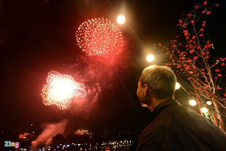 Gần 2 triệu đồng cho một chỗ ngắm pháo hoa đêm giao thừa ở Hà Nội - 1
