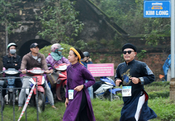 Mặc áo dài chạy Marathon ở Huế gây tranh cãi, Giám đốc Sở lên Facebook phân trần - 1