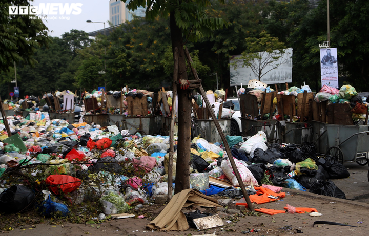 Công nhân vệ sinh môi trường đình công, Hà Nội lại ngập ngụa trong rác thải - 4