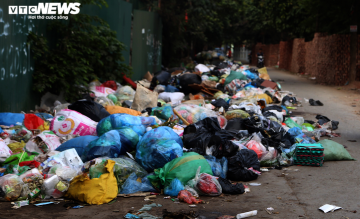 Công nhân vệ sinh môi trường đình công, Hà Nội lại ngập ngụa trong rác thải - 10