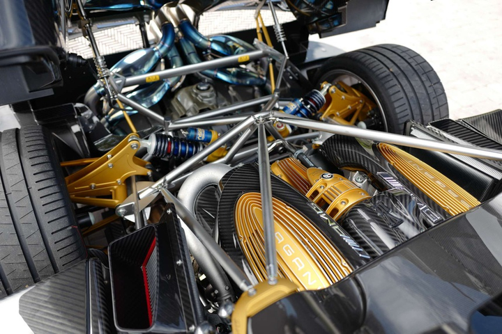 Pagani Huayra Roadster đời 2019 được bán đấu giá 2,1 triệu USD - 6