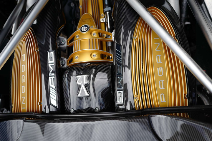 Pagani Huayra Roadster đời 2019 được bán đấu giá 2,1 triệu USD - 7