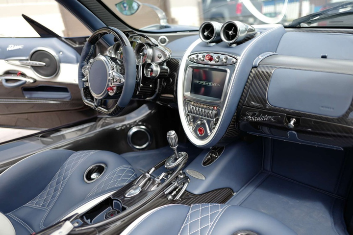 Pagani Huayra Roadster đời 2019 được bán đấu giá 2,1 triệu USD - 8