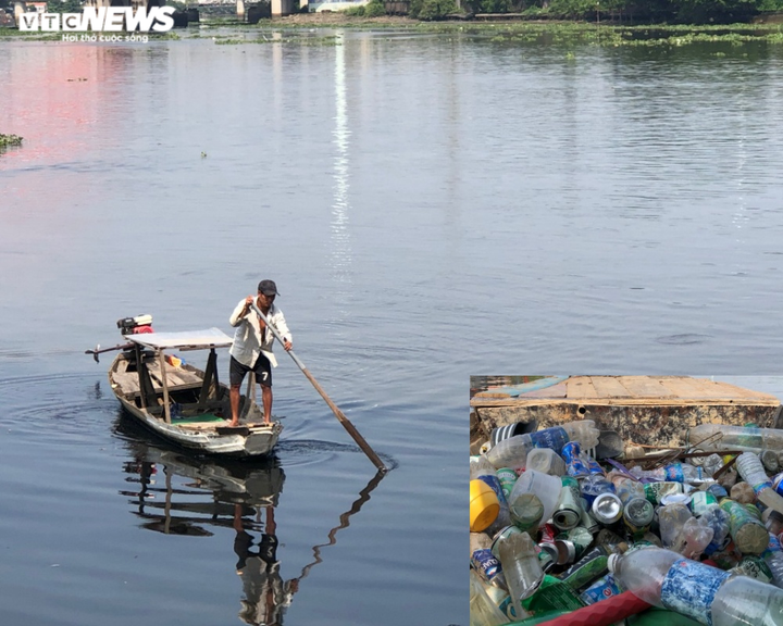 Cặp vợ chồng nghèo lênh đênh trên sông Sài Gòn, nhặt ve chai nuôi con teo não - 1