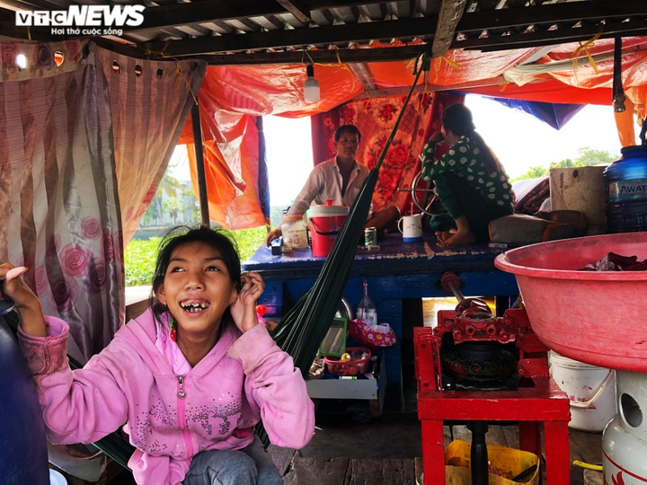 Cặp vợ chồng nghèo lênh đênh trên sông Sài Gòn, nhặt ve chai nuôi con teo não - 2