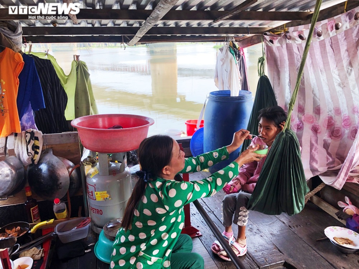 Cặp vợ chồng nghèo lênh đênh trên sông Sài Gòn, nhặt ve chai nuôi con teo não - 5